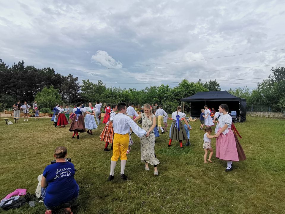 Tanečníci z folklórní skupiny Lučinka z DDM pRAHA 13