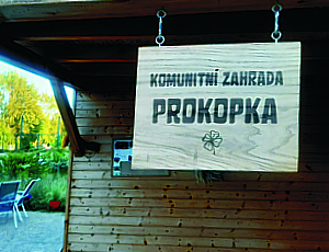 Nová cedulka s textem komunitní zahrada Prokopka